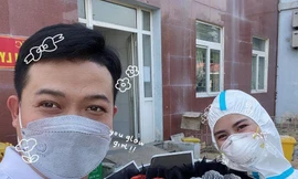 Ấm áp ngày 8/3: Tặng hoa cho vợ là bác sĩ chống dịch, xe buýt đầy quà cho hành khách nữ