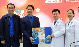 Bí thư thường trực T.Ư Đoàn Nguyễn Ngọc Lương thăm, chúc Tết y bác sĩ, bệnh nhân BV Nhi
