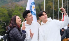 Phấn khích trải nghiệm đi trên cầu kính dài nhất thế giới tại Việt Nam