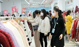 Bạn trẻ chen chân mua hàng giảm giá dịp Tết, 'hàng thùng' hút khách 