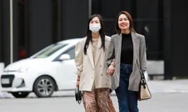 Người Hà Nội mặc áo rét ra đường giữa... mùa hè