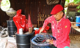 Chàng họa sĩ lang thang đi nhặt rác về 'tái sinh' thành tác phẩm nghệ thuật 