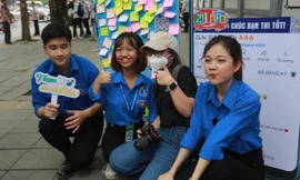 Nữ sinh 10x 'bé hạt tiêu' hăng hái tiếp sức sĩ tử mùa thi