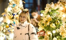 Bạn trẻ hào hứng xuống phố đón Giáng sinh sớm trong đợt rét đậm nhất từ đầu mùa