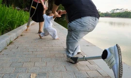 Khoảnh khắc 'dạy con tập đi' khiến cộng đồng mạng xúc động