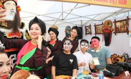 Bạn trẻ hào hứng tham gia ngày hội văn hóa ẩm thực hữu nghị Việt Nam - Australia