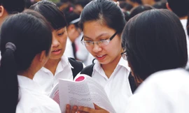 Trao đổi sau giờ thi THPT 2012 Ảnh: Hồng Vĩnh