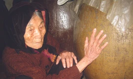 Cụ Tom sờ bên ngoài chum cũng có thể đoán được độ của rượu