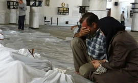Người dân Syria khóc bên cạnh người thân tử vong trong vụ tấn công bằng vũ khí hóa học khiến 1.429 người thiệt mạng