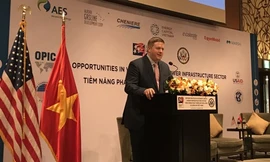 Quyền Trợ lý Bộ trưởng Thương mại Hoa Kỳ Ian Steff phát biểu tại Hội thảo. (ảnh: ĐSQ Mỹ)