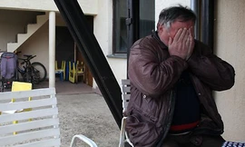 Radmilo Bogdanovic, anh trai của Ljubisa Bogdanovic òa khóc sau vụ xả súng kinh hoàng ở Velika Ivanca, Serbia