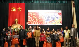 Thanh vân hugo, ca sĩ Triệu trang cùng đại diện nhà tài trợ đã trao những suất quà ý nghĩa đến những người có hoàn cảnh đặc biệt khó khăn