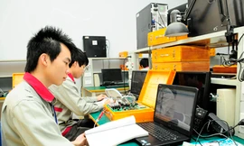 Cử nhân “học” làm công nhân