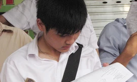 Thí sinh sau giờ thi môn Vật lý tại hội đồng thi ĐH Xây dựng