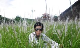 Teen Huế tạo dáng bên Thành Nội cổ kính