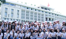 Thí sinh Nữ sinh duyên dáng khoe tài sắc