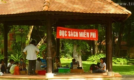 Teen mở thư viện sách miễn phí tại công viên