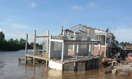 Sạt lở, ba căn nhà bị nhấn chìm xuống sông