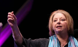 Chiến thắng này mang lại niềm vui bất ngờ lẫn hạnh phúc cho Mantel, bà nói: “Không ai cả, trừ tôi, hi vọng rằng mình đã chiến thắng tới lần hai. Nhưng không hẳn ai cũng không muốn chiến thắng”. Ảnh: Clara Molden.