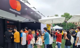 Sinh viên hào hứng xếp hàng check in nhận quà tại Sóng Festival