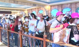 Choáng ngợp biển người tại các khu du lịch phía Nam đầu năm mới