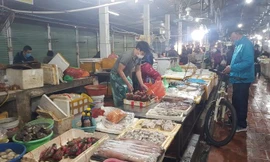 Hải sản tăng giá gấp đôi so với Tết tại chợ Diêm Gỗ (Long Biên, Hà Nội). Ảnh: Ngọc Mai