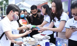 Sinh viên nhận quà tặng tại Sóng Festival 2020 Ảnh: Mạnh Thắng