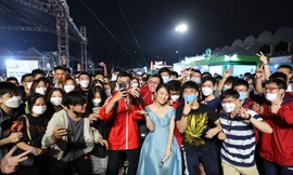 Đại sứ Ngày Thẻ Khánh Vy và ca sĩ Min giữa vòng vây sinh viên trong Sóng Festival