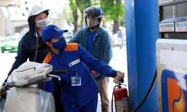 Giá xăng bật tăng, dầu đắt thêm 2.000 đồng/lít