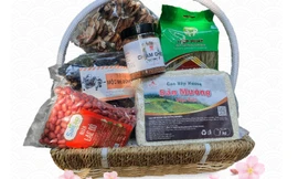 Giỏ quà Tết với đặc sản vùng miền hút khách Hà Nội.