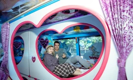 Cặp đôi yêu nhau du lịch Sa Pa bằng xe bus tình yêu.