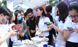 Các bạn trẻ hào hứng trải nghiệm tại các gian hàng của Sóng Festival lần 1.