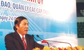 Bí thư Thành ủy Đà Nẵng Nguyễn Bá Thanh tại cuộc đối thoại. Ảnh: Nam Cường