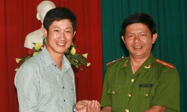 Nhặt được gần 100 triệu đồng, bé trai trả cho du khách