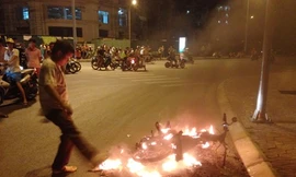 Ngọn lửa thiêu rụi chiếc xe.