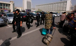 Để đối phó dân chúng bất bình, ngăn ngừa động loạn và duy trì an ninh, Trung Quốc phải chi tiêu cho lực lượng cảnh sát còn lớn hơn cả ngân sách quốc phòng. Trong ảnh: Cảnh sát Trung Quốc tuần tra ở nhà ga Urumqi tại Tân Cương.