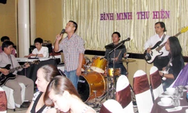 Đánh nhạc đám cưới thu nhập chẳng được bao nhiêu