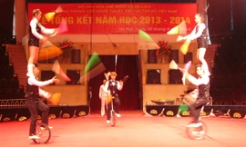 Học sinh nhà trường biểu diễn bế giảng năm học 2013-2014