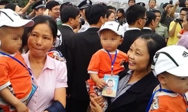 Các cháu bé bị bán qua biên giới được phía Trung Quốc trao trả cho Việt Nam vào tháng 5/2013.