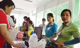 Công nhân Cty Taekwang Vina chi nhánh Tiền Giang mua chịu hàng trong siêu thị của Cty. ảnh: CTV