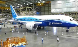 Boeing 787 Dreamliner là đối thủ của Siêu máy bay Airbus A380 của Pháp.