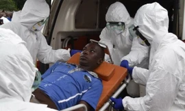 Nhân viên y tế chuyển một bệnh nhân nhiễm Ebola tới bệnh viện ở Biankouma, Costa Rica ngày 14/8. Ảnh: AFP/TTXVN