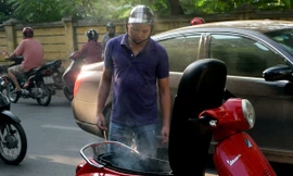 Vừa đổ xăng, xe Vespa LX bốc khói nghi ngút