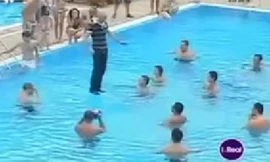 Sững người trước màn ảo thuật đi bộ trên nước