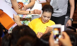 Khá­nh Ly vã mồ hôi trong vòng vây khán giả. ảnh: N.M.Hà