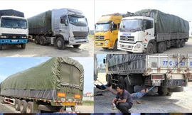 Những chiếc xe "siêu tải" bị lực lượng chức năng phát hiện. 4 chiếc xe đều chở vượt tải trọng cho phép từ 70% - 100%. Đến giờ vẫn chưa hạ tải.