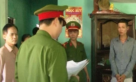 Lừa chiếm xe máy, “nướng” vào bài bạc