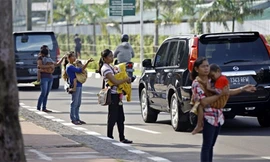 Trong số những người chuyên đi nhờ xe, rất nhiều bà mẹ bế theo con nhỏ. Ảnh: Kaskus.