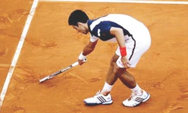  Nole vẽ trái tim trên sân để bày tỏ sự sẻ chia hoạn nạn cùng người dân Serbia đang chịu thiên tai với Hull. Ảnh: AP