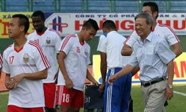 HLV Lê Thụy Hải ăn mừng chiến thắng đầu tiên cùng các cầu thủ B.Bình Dương. Ảnh: TTVH.